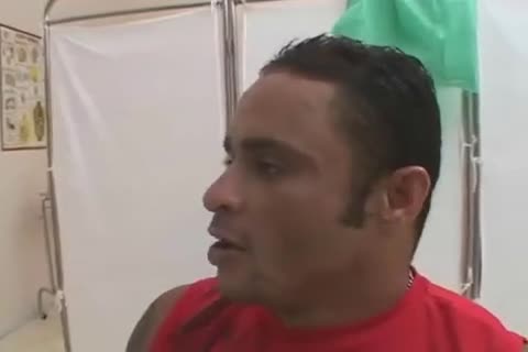 Una enfermera con una polla entre sus piernas.