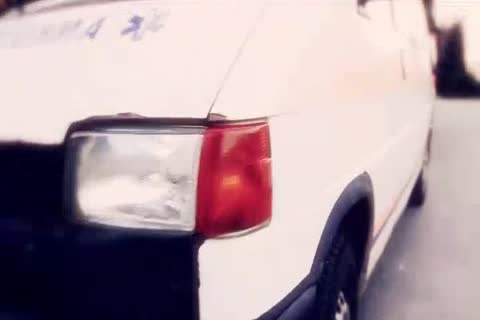 Enfermera transsexual cuida de su paciente
