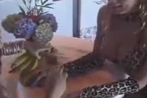 Señora tetona folla a una chica salvaje