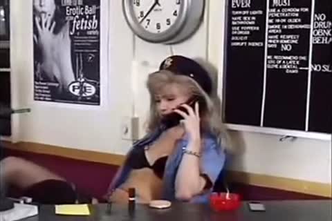 ladieboy rubia en uniforme