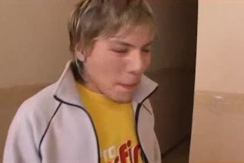 chico y chica comparten una puta