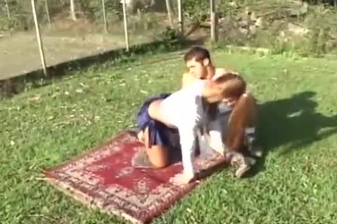 Pequeño pene oscuro transexual hueso en el jardín