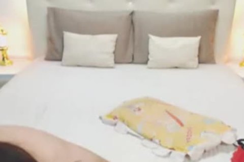 transexual tetona jalando su polla