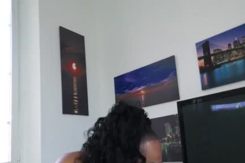 chica latina curva trans perforada en el culo