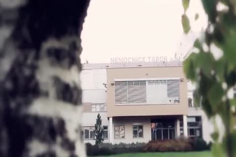 Enfermera trans superdeliciosa juega con el culo de un adolescente