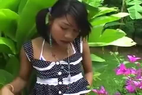 Ladyboy adolescente muestra afuera