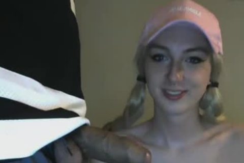 Deliciosa rubia trans chupa la verga de su sugar daddy