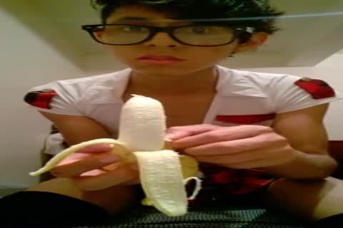jovencita desagradable comer un plátano
