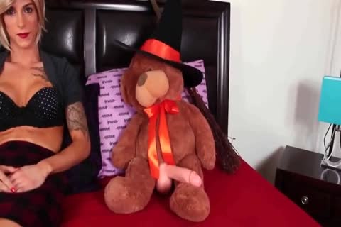 Nina se masturba con un juguete sexual