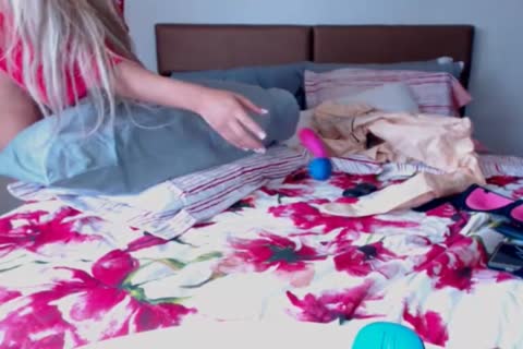 Xcherrycrushx jugando con una muñeca chupadora