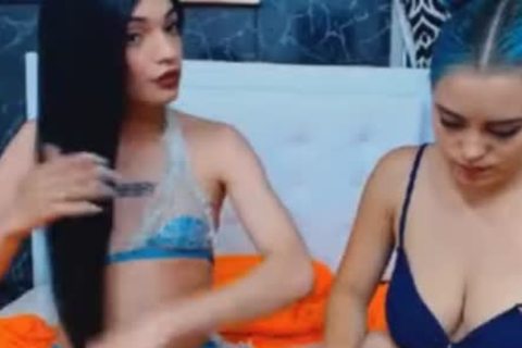 Sexy Ladyboy pflügt ihre weibliche Verbündete