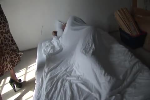 Delicioso travesti rubio chupa y golpea