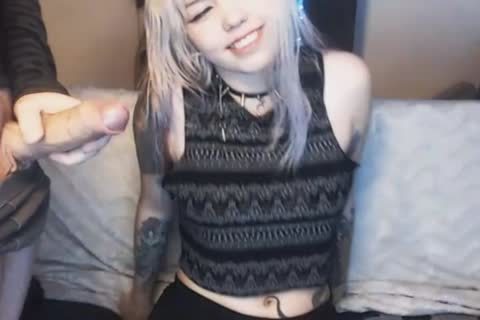 angenehmes blondes Playgirl schmatzt Shemales Penis