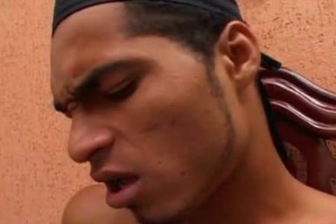transexual oscuro se deja follar el culo