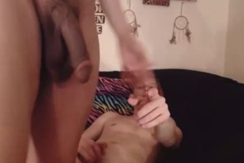 Ladyboy rubia flaca le da a su novio una buena estimulación oro-estímulo