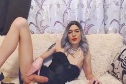 Schlampe weiße Ladyboy streichelt ihren riesigen harten Penis