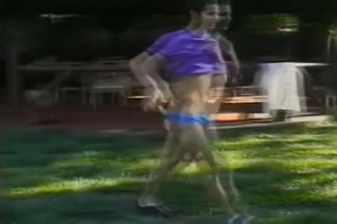 pequeña dama rubia de Mambo con un hombre