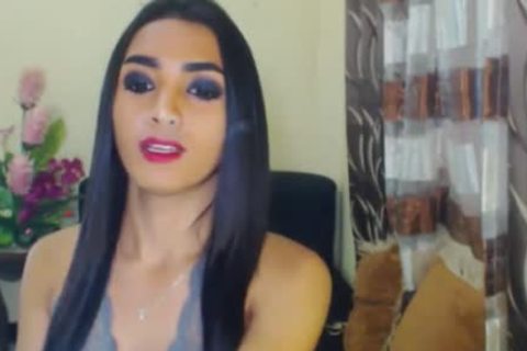 Schöne Lady-Mann spielt mit ihrem großen Wichsen