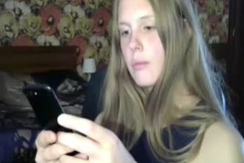 Blonde russische Ladyboy-Penis wichst im Teenageralter nach dem Gesetz