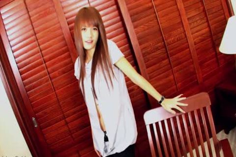 maravillosa travesti oriental  recibe a sí misma excitada