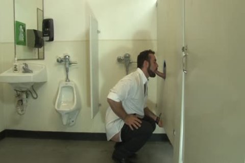 A esta transexual le gusta participar en un glory hole.