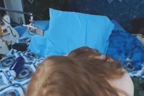 Chica peliroja pone un juguete en su sucio culo blanco