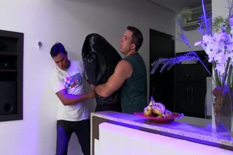 Dos matones se abren paso con la sensual dama erótica,Erika Lee.