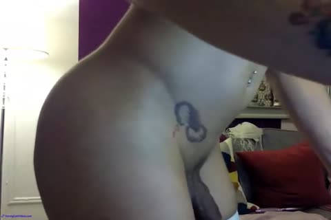 Por la bañera traviesa esta dama de grandes tetas y twink se masturba