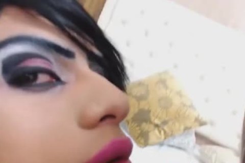 Tranny flaca chupa un pene enorme