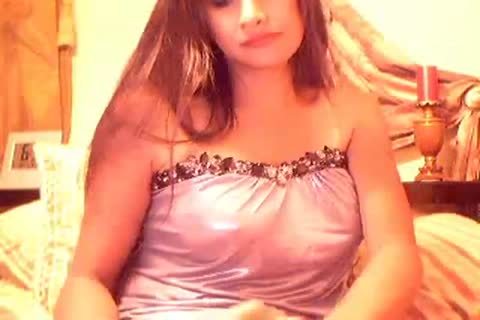 Ladyboy tetona masturbándose