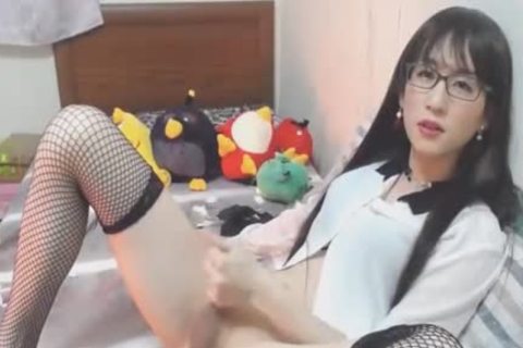 Dünne Ladyboy spielt ihren geilen östlichen Schwanz