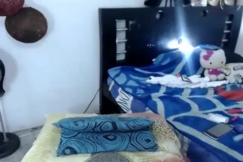 transexual de pelo rubio y pechos grandes juega sola con consolas