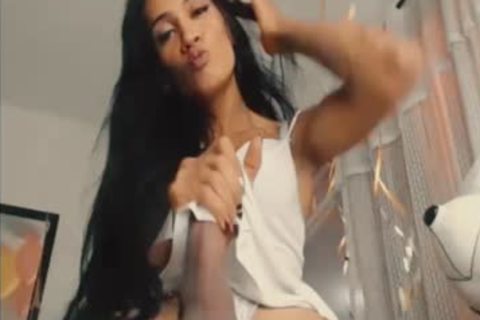 Großer Schwanz, lateinische Küken-Shemale neckt und wichst