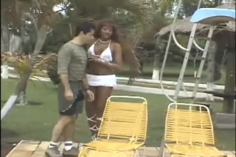 Chica brasileña folla a un chico cerca de la piscina