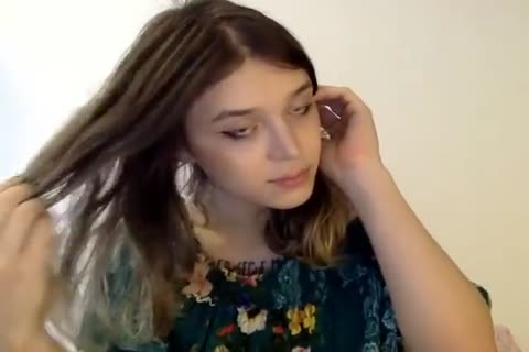 Femboy de buen aspecto se burla en la cámara tubo cup