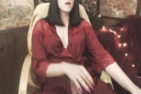 ladyman salvaje en trajecito rojo se masturba y eyacula
