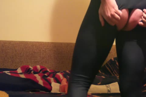 Tacones altos, leggins y un consolador