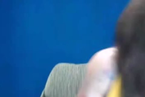 Ladyboy pervertido juega con el pene en la cámara web