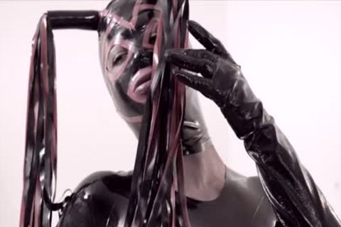 Fetisch Ladyboy in Latexanzug und Maske knallt