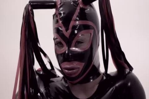 Fetisch Lady in Latexanzug und Maske fickt