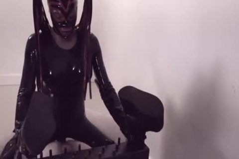 Fetisch Lady in Latexanzug und Maske pflügt