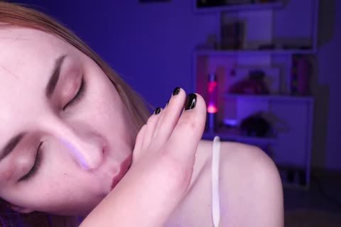 Sissyslut Cums On female-dominant's Feet