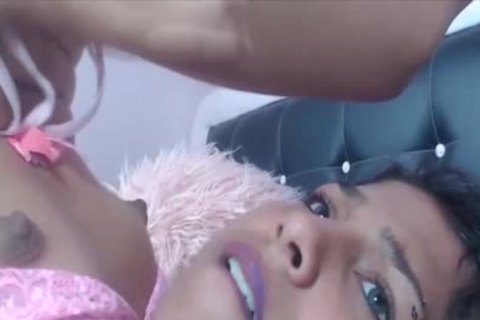 Autosuccionando atractiva transexual de 18