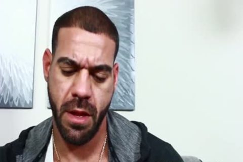 La rubia travesti de Chelsea Marie es follada por un hombre guapo