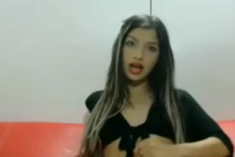 Kleine Brüste, Transsexuelle neckt großen Anal-Sex