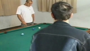 Increíble trio con una trans en la mesa de billar