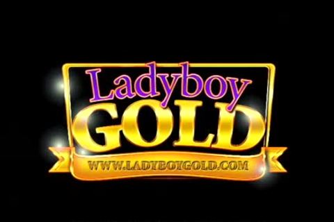 Wawab es un ladyboy que envuelve una polla