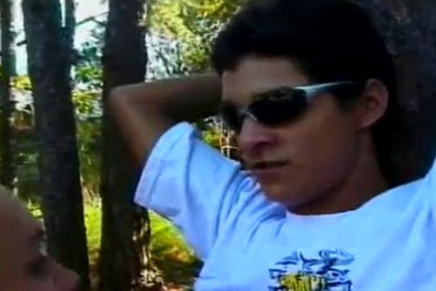 joven transvestita rubia es follada en el ano debajo de un árbol