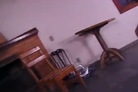 Ladyboy rubia con una polla dura follando el culo de un tipo en la pared