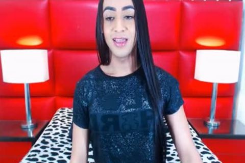 Twerkende Shemale spielt mit ihrem Anal und Wichse